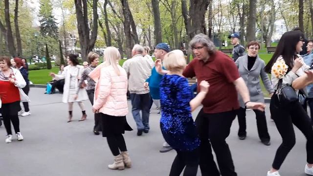 Ромашка белая!!!Танцы в саду Шевченко. смотреть онлайн
