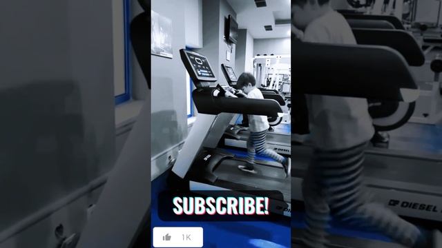 Богдан бегает на тренажёре . смотреть онлайн