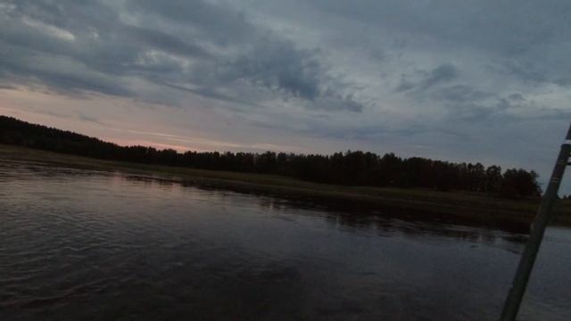 ВСЕ СПЯТ, А Я НА РЫБАЛКУ! ПОЙМАЛ КРУПНОГО ХАРИУСА НА БОМБАРДУ. ЛОВЛЮ РЫБУ НОЧЬЮ. смотреть онлайн