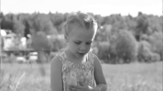 МАЛЕНЬКАЯ ДЕВОЧКА. читает очень трогательное Стихотворение про МАМУ... смотреть онлайн