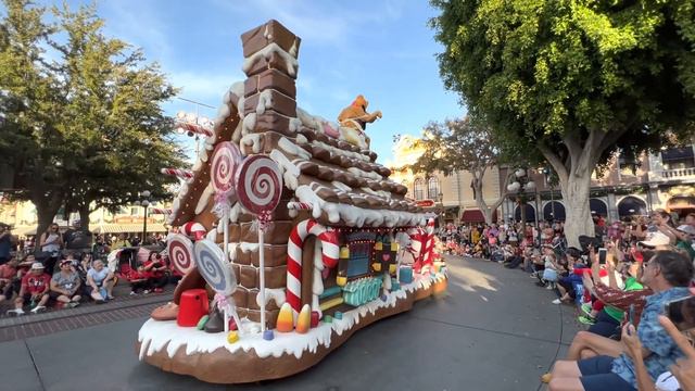 Disney Parade 2021 | A Christmas Fantasy Parade at Disneyland California смотреть онлайн