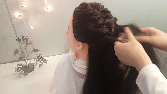 ЛЕГКИЕ ПРИЧЕСКИ НА ВЫПУСКНОЙ САМОЙ СЕБЕ DIY ПРИЧЕСКА ДЛЯ ВЕЧЕРИНКИ DIY ПЛЕТЕНИЕ КОСЫ ИЗ РЕЗИНОК diy смотреть онлайн