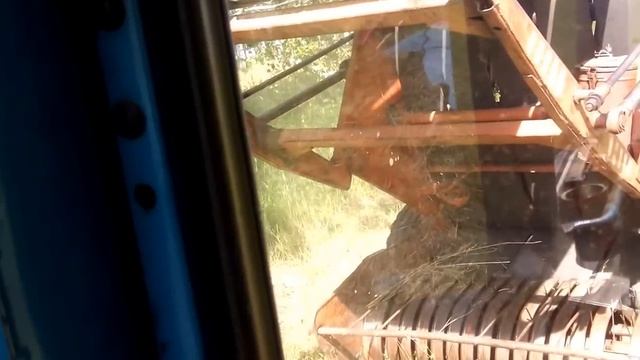 Пресс подборщик ПРП-1,6 в работе. Сенокос 2017. смотреть онлайн