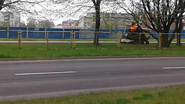 Вот так косят траву в Польше. смотреть онлайн