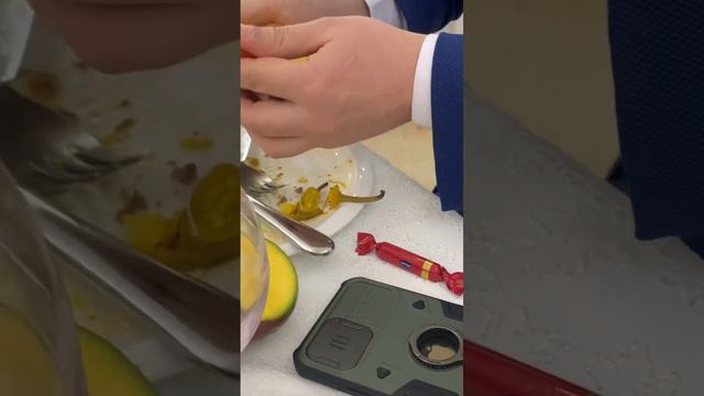 Муж добывает себе еду на свадьбе 😅😅прям как у себя дома смотреть онлайн