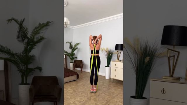 Сохраняйте простую тренировку на спину с резинкой 🔥 смотреть онлайн