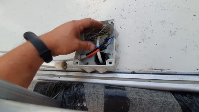 Установка солнечных панелей на кемпер.