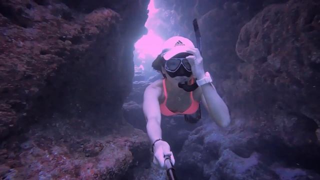 Freediving Girl's Tunnel Diving