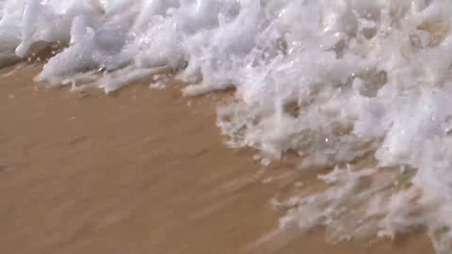 Медленное движение волн, разбивающихся на песке 2 смотреть онлайн