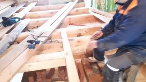 если труба попадает на балку.