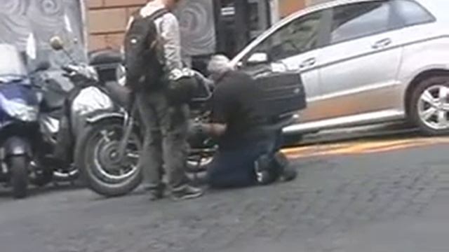 Ватикан.Ремонт мотоцикла на проезжей части. смотреть онлайн