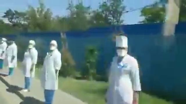 Казахстанцев возмутило, что врачей в Шымкенте выставили вдоль дороги смотреть онлайн