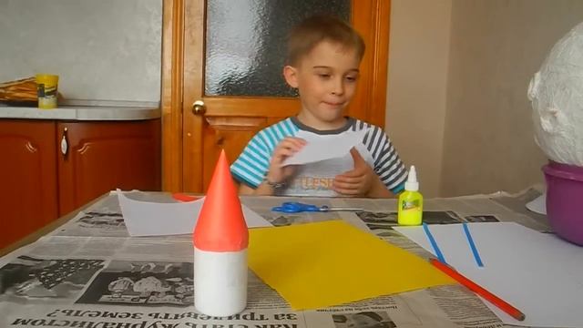 Поделка ко дню космонавтики. Делаем ракету. Make a rocket. смотреть онлайн
