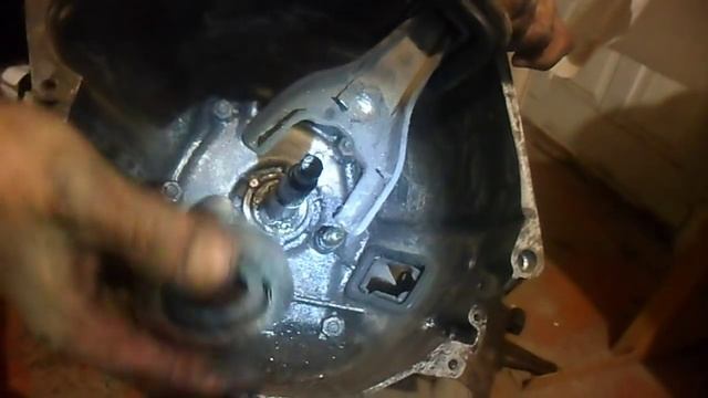 Замена вилки и выжимного подшипника ВАЗ.Replacing fork and release bearing WHA. смотреть онлайн