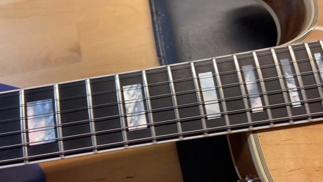 2023 Gibson Mod Collection Les Paul Custom Antique Natural смотреть онлайн