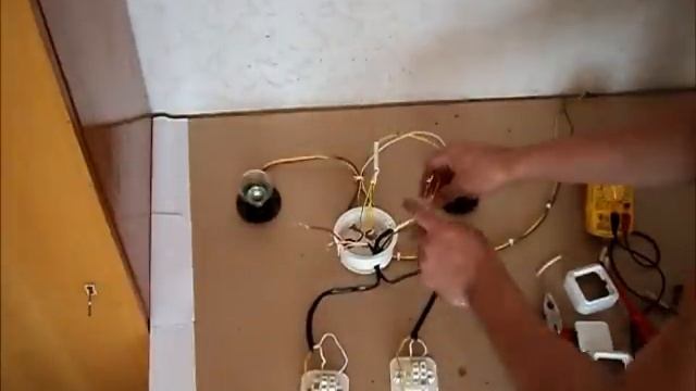 Как подключить проходной переключатель смотреть онлайн