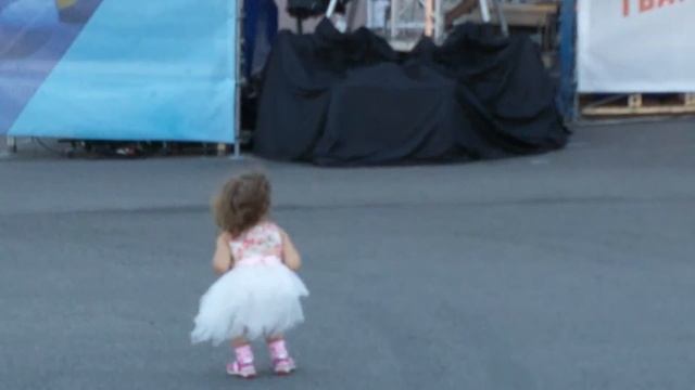 Курск.малышка танцует перед сценой!:-) смотреть онлайн