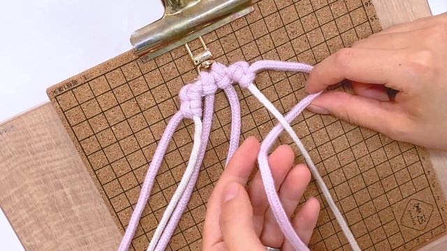 ENG) 10분만에 만드는 마크라메 꽃키링 만들기 Macrame flower keyring llavero de flores de macramé смотреть онлайн