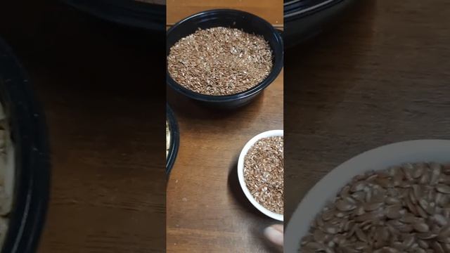 Лен, гречиха, овес, люцерна. Как добавлять к основному питанию для кур несушек?