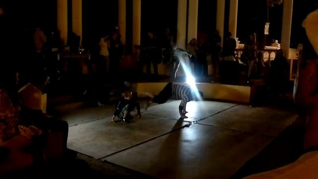 Танцуют брэйк на улице, Евпатория смотреть онлайн