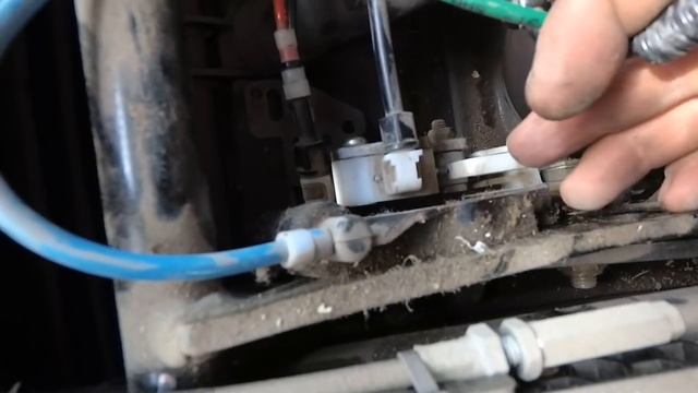 Одна из причин почему пневмосиденье не держит заданный уровень