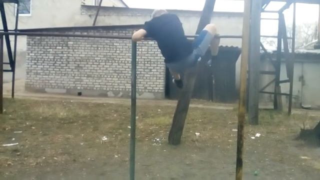 Самые простые трюки на турнике смотреть онлайн