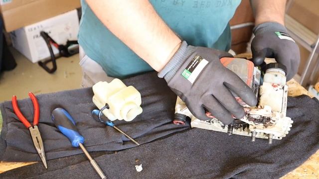 Disassembly of Stihl MS170 chainsaw for spare parts Бензопила STIHL МС170 на запчасти смотреть онлайн