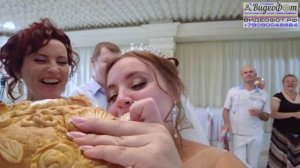 Встреча молодых на свадьбе Кусаем каравай
