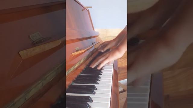 Брат играет на пианино😍 смотреть онлайн