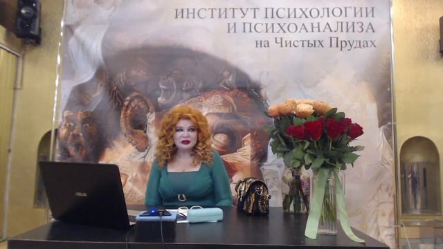 Когда женщина гуляет смотреть онлайн