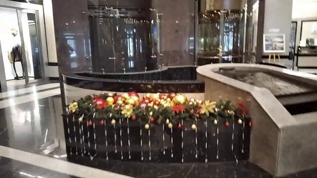 18.12.2022 Золотая лестница , Ёлки и Много новогодних игрушек в Атриуме смотреть онлайн