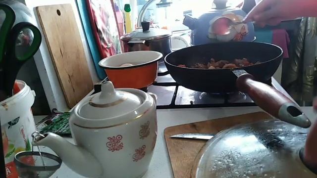 Экономное меню /борщ и гуляш с картофельным пюре смотреть онлайн