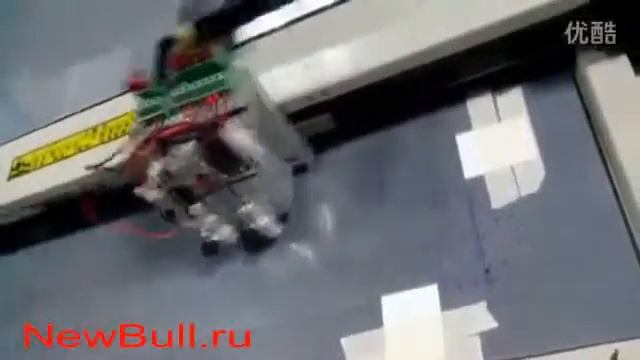 Планшетный режущий плоттер DCZ в процессе резки пленки для травления стекла, режущий плоттер и раск смотреть онлайн