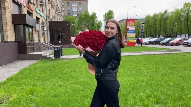 51 красная пионовидная роза Эквадор смотреть онлайн