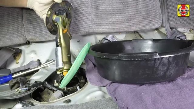 Honda Civic (96-00), CR-V (97-01), Acura Integra (94-00) - How to replace the fuel pump - Haynes Ma смотреть онлайн