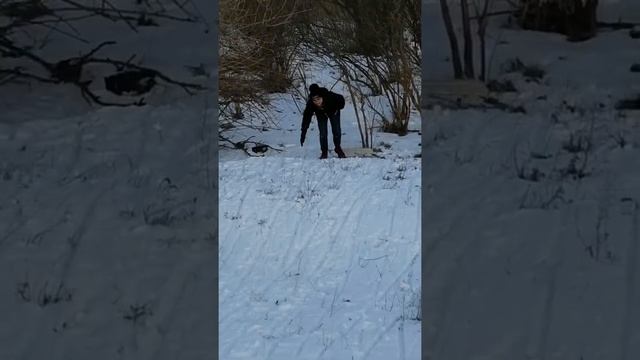 Две дуры катаются на с горки на санках? смотреть онлайн