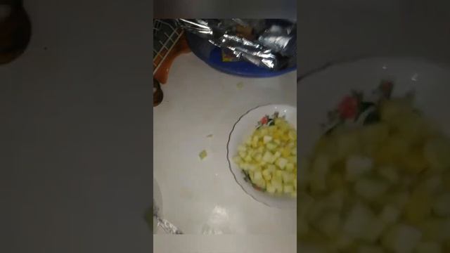 готовим куриный супчик)) пропадал кабачок закинули в суп)