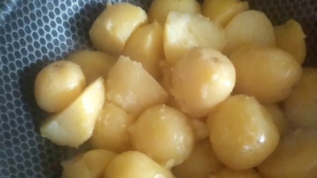 Молодая картошка жареная со сливочным маслом и укропом