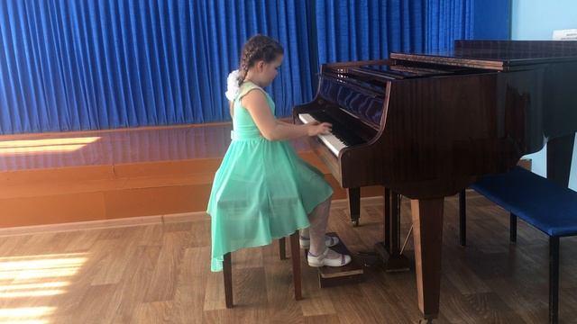 Шампорова Ульяна, Респ. Башкортостан, г. Благовещенск, Д. Львов-Компанеец. На елке. смотреть онлайн