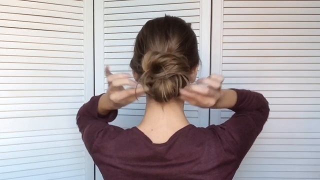 Низкий пучок из прямых волос на волосы средней длины | Low bun hairstyle смотреть онлайн