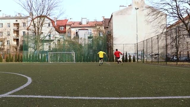 5 СПОСОБОВ ОБЫГРАТЬ СОПЕРНИКА СПИНОЙ В ФУТБОЛЕ! ОБУЧЕНИЕ ФУТБОЛЬНЫМ ФИНТАМ смотреть онлайн