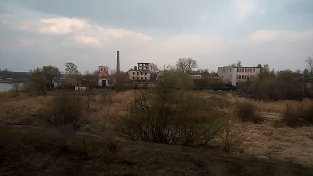 Река Хотча из окна пригородного поезда смотреть онлайн