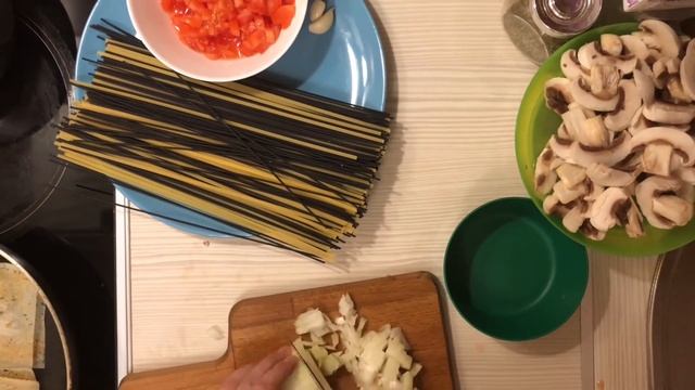 Итальянская Паста с курицей и грибами в Томатно-Сливочном соусе. Черные и белые спагетти смотреть онлайн