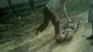 Папа бьет сына