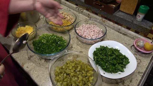 ДУШЕВНЫЙ САЛАТ С КУРИНЫМ МЯСОМ И БЕЛОЙ ФАСОЛЬЮ смотреть онлайн