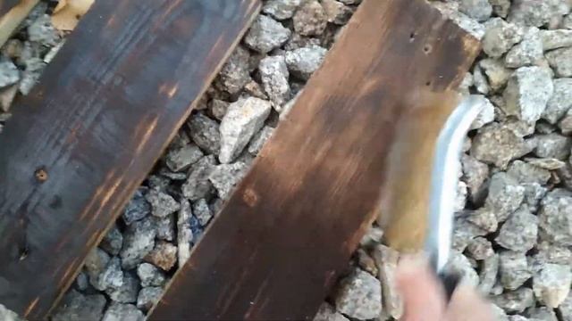 декоративный кирпич и стол из поддонов.