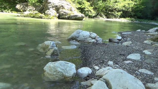 Горная река и стихотворение Федора Тютчева "В небе тают облака..." смотреть онлайн
