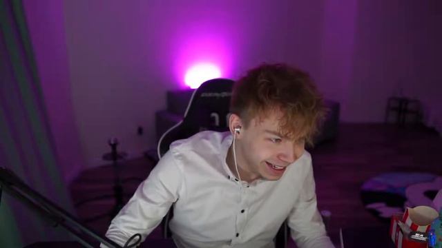 Он любить мять сиси