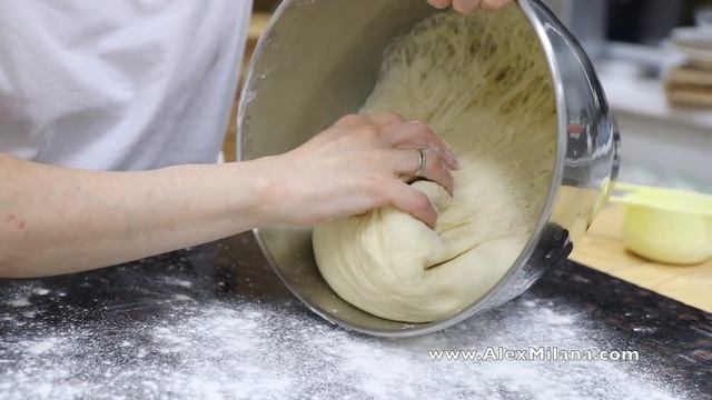 ПОПУЛЯРНАЯ БУЛОЧКА С ВЕТЧИНОЙ И СЫРОМ ИЗ НАШЕЙ КОНДИТЕРСКОЙ смотреть онлайн