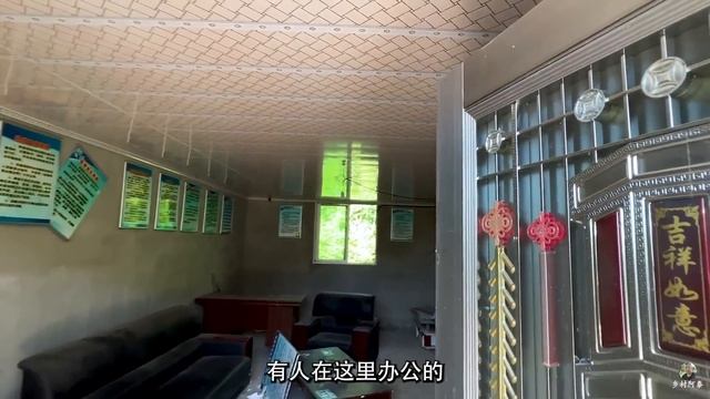 探访重庆深山里遗失的别墅，价值数十亿的别墅成排成排的被荒废，遍地都停放着各种各样的废弃豪车！【乡村阿泰】 смотреть онлайн